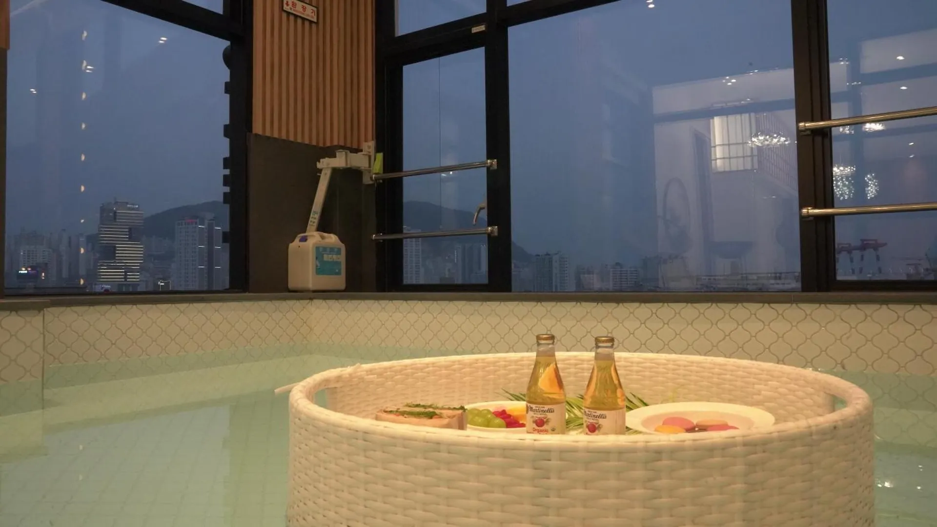 Almond Kids Poolvilla Nampo Busan